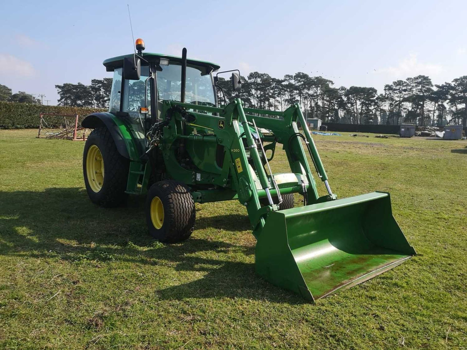 John Deere 5070M tractor with loader. Comes with bucket and tines. Low hours (1,609 hours) (Year / - Image 2 of 25