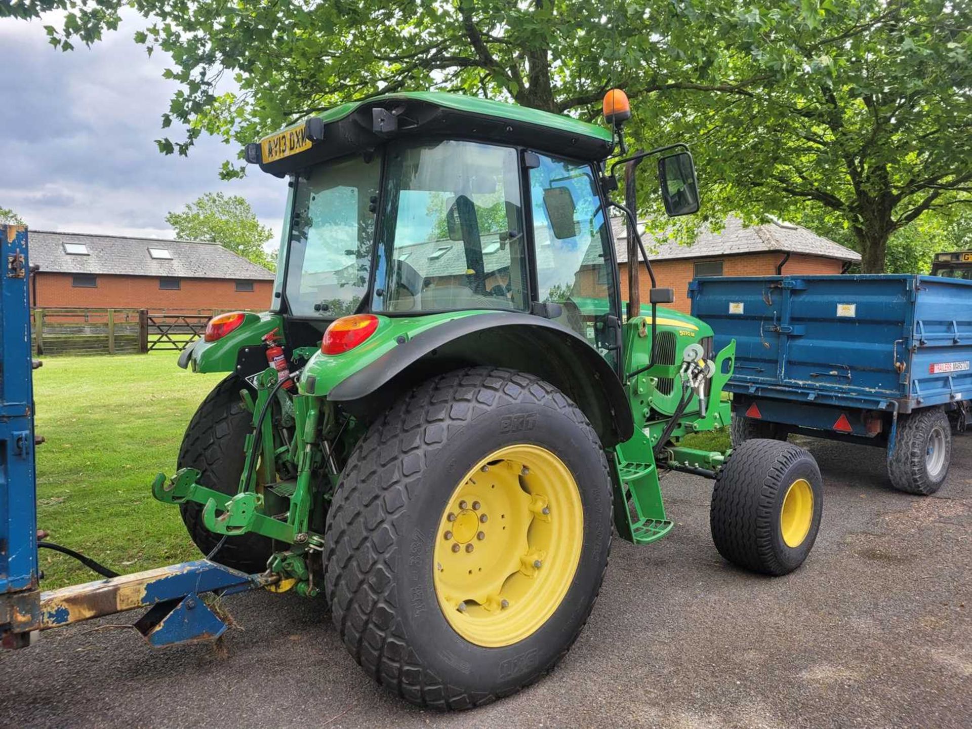 John Deere 5070M tractor with loader. Comes with bucket and tines. Low hours (1,609 hours) (Year / - Image 6 of 25