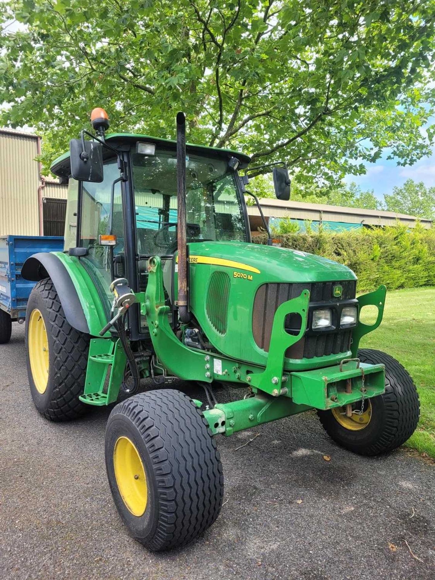 John Deere 5070M tractor with loader. Comes with bucket and tines. Low hours (1,609 hours) (Year / - Image 4 of 25