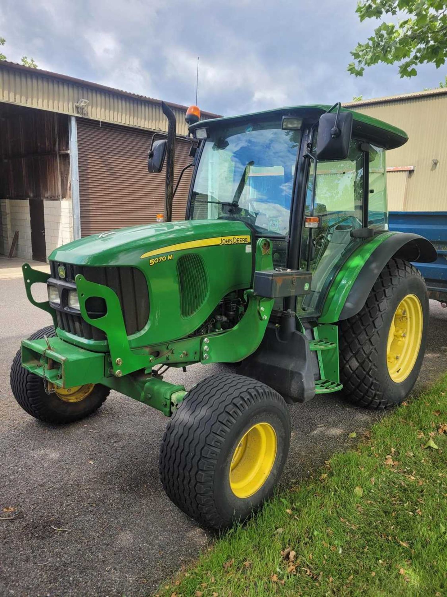 John Deere 5070M tractor with loader. Comes with bucket and tines. Low hours (1,609 hours) (Year / - Image 5 of 25
