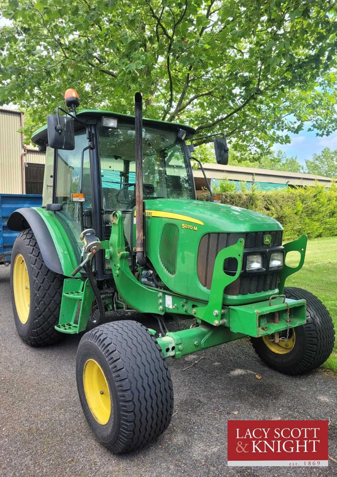 John Deere 5070M tractor with loader. Comes with bucket and tines. Low hours (1,609 hours) (Year / - Image 3 of 25