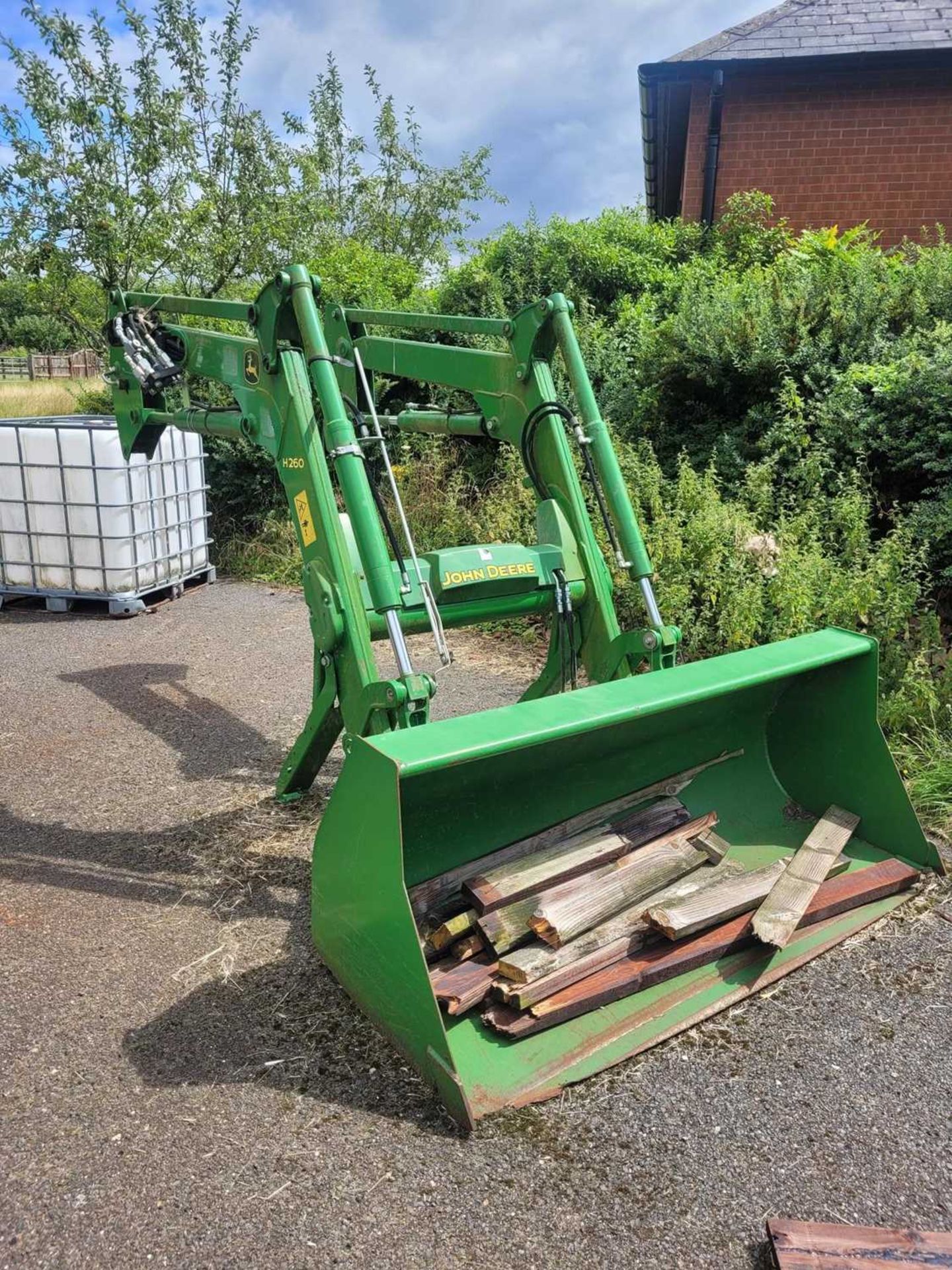 John Deere 5070M tractor with loader. Comes with bucket and tines. Low hours (1,609 hours) (Year / - Image 9 of 25