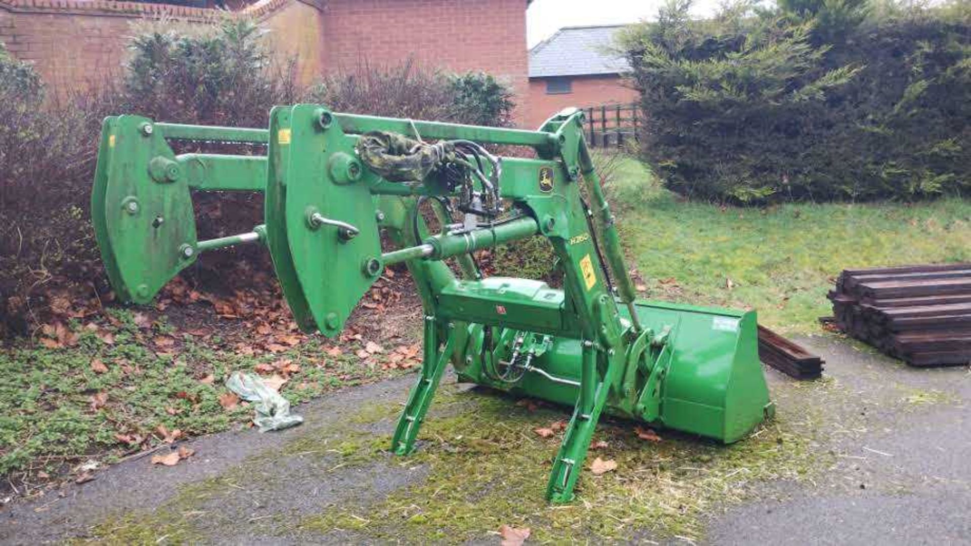 John Deere 5070M tractor with loader. Comes with bucket and tines. Low hours (1,609 hours) (Year / - Image 25 of 25