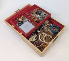 Jewellery box and contents of assorted costume, to include various ear studs, brooches, rings etc