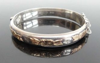 An Excalibur Victorian style sterling silver hinged bangle, with safety chain, in fitted box, bangle