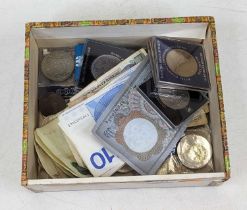 A collection of mixed coinage and bank notes to include commemorative crowns