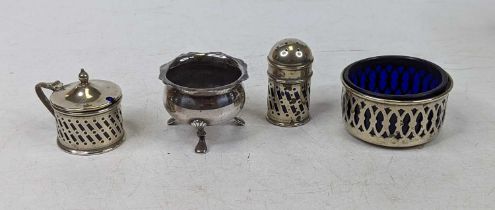 An Edwardian silver open salt, lacking liner, 0.9ozt; together with three plated cruets
