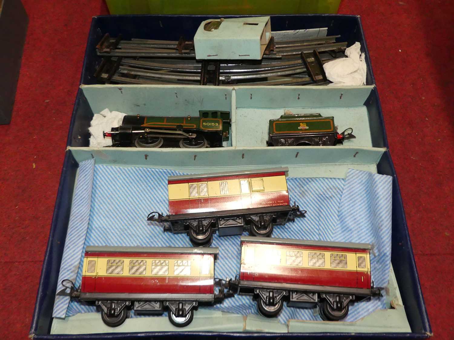 A collection of 0 and 00 gauge related accessories, to include Hornby passenger train set 50153, and - Image 2 of 3