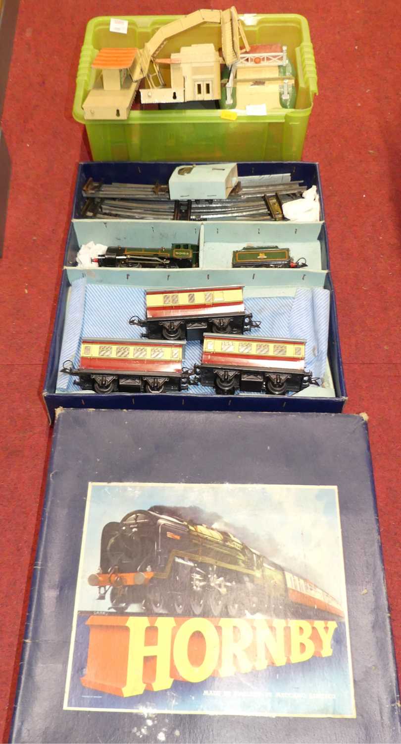 A collection of 0 and 00 gauge related accessories, to include Hornby passenger train set 50153, and
