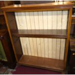 An Edwardian mahogany freestanding open bookshelf, having three adjustable shelves with
