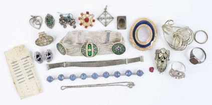 Assorted costume jewellery, to include a pinchbeck and blue enamel oval brooch, white metal and