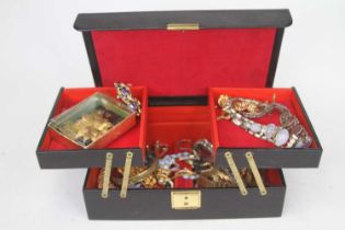 A jewellery box and contents of assorted costume to include various brooches, paste set bracelet