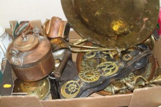 A collection of metalware, to include a copper kettle and horse brasses etc