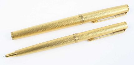 A Parker of France gilt metal fountain pen, with 18ct gold nib, together with matching ballpoint pen