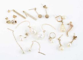Assorted costume jewellery, to include 9ct gold pendant, cultured pearl set ear clips and studs,