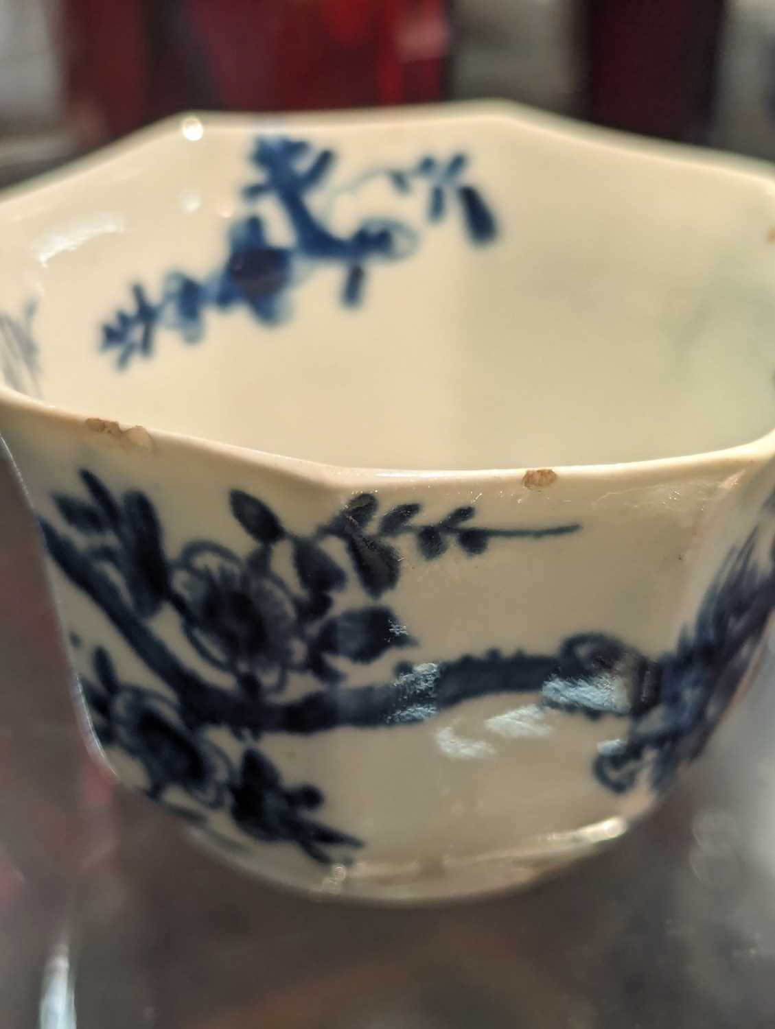 A Worcester porcelain tea bowl and saucer, circa 1755, of octagonal form, each decorated in the ' - Image 10 of 11