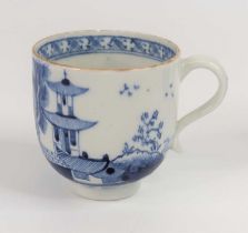 A Lowestoft porcelain coffee can, circa 1780, decorated with Chinese pagodas, h.5.5cm