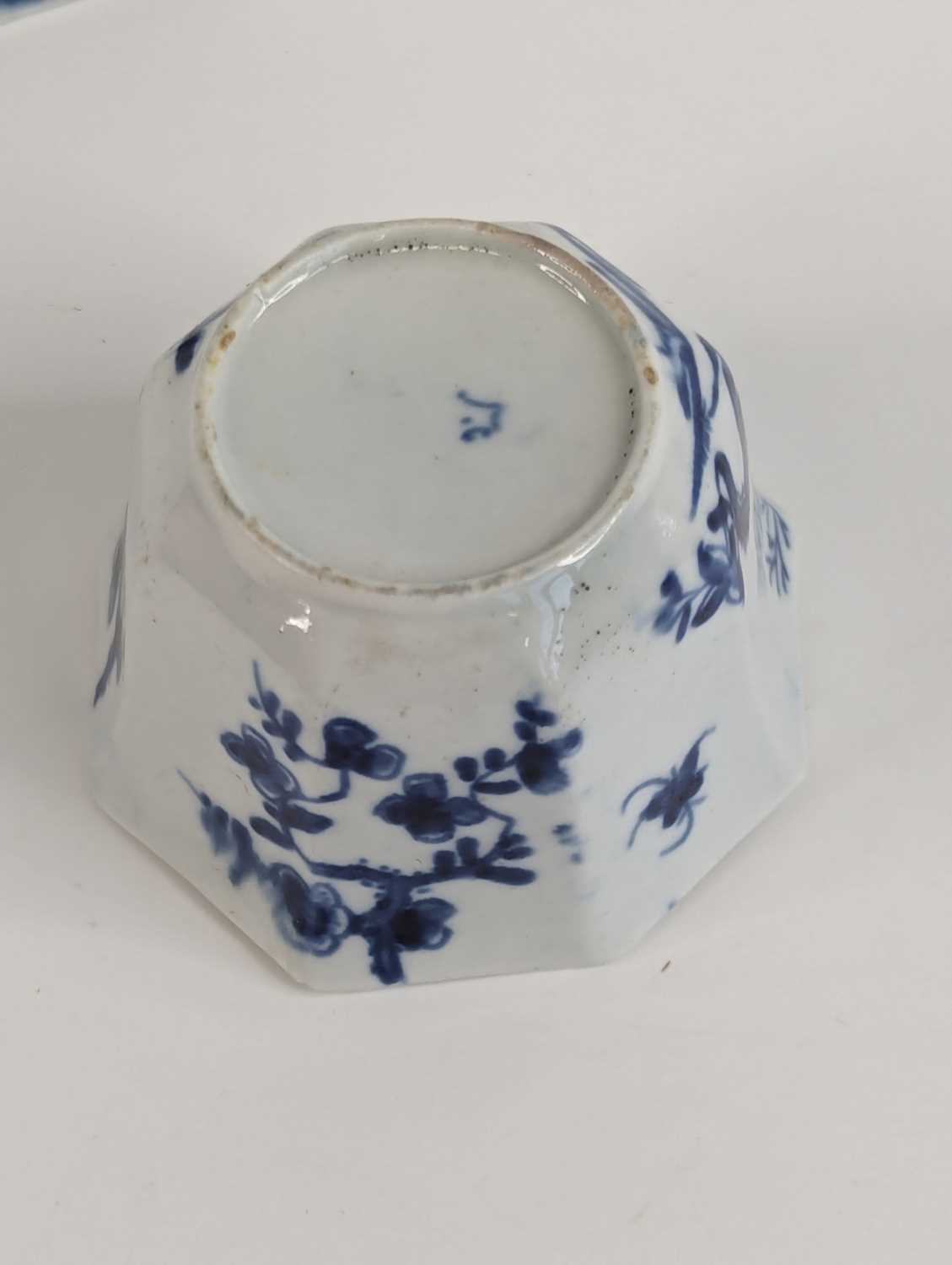 A Worcester porcelain tea bowl and saucer, circa 1755, of octagonal form, each decorated in the ' - Image 5 of 11