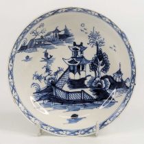 A Lowestoft porcelain saucer, circa 1770, decorated with a Chinese pagoda landscape, dia.12.5cm