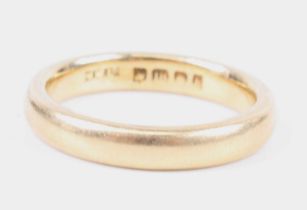 An 18ct yellow gold heavy court shaped 3.9mm wide wedding ring, size R, gross weight 7.7g,
