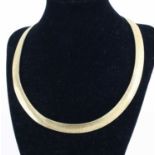 An 18ct yellow gold Milanese style collar, with box clasp and figure-of-eight safety catch, length