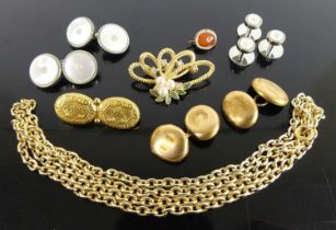 Assorted costume jewellery, to include gilt metal brooches, chains, cufflinks etc