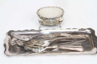 An Edwardian silver trinket box, of oval shape, having a hinged lid opening to reveal velvet lined