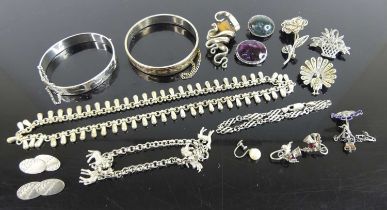 Assorted costume jewellery, to include silver hinged bangle, pair of silver cufflinks, assorted