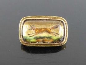 A circa 1830 18ct gold Essex crystal brooch depicting a fox, annotated verso, 3.6g, w.18mm (