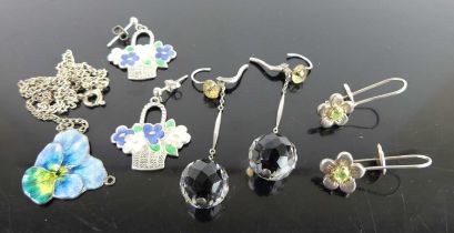 Assorted costume jewellery, to include enamel set flower pendant, pair of silver and enamel earrings