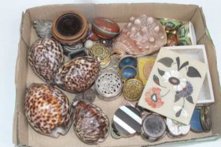 Miscellaneous items, to include cowrie shells, cloisonne enamelled trinket boxes etc