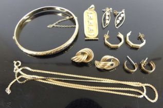 Assorted yellow metal and 9ct gold, to include hinged bangle, various ear pendants, finelink neck