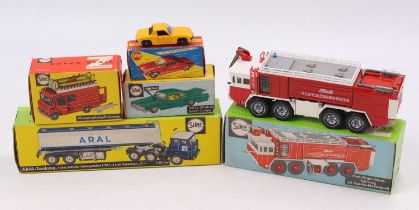 A Siku boxed diecast and empty box diecast group to include a V332 Metz Firepumper, a Siku V312 VW