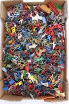 Britains, Timpo and others .A large tray of vintage plastic toy soldiers from the 1950-1980s.