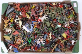 Britains, Timpo and others, A large tray of vintage plastic toy soldiers from the 1950-1980, Mixed