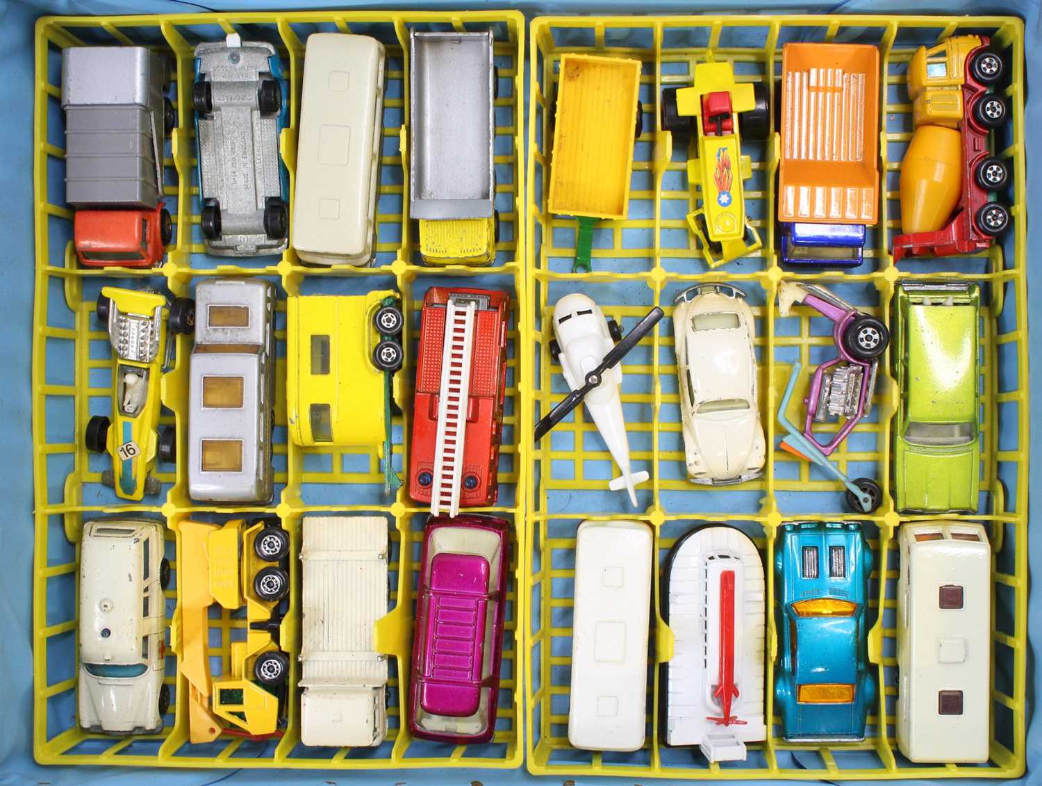 Two Matchbox cases and contents to include; No.28 Dump Truck, No.3 Mercedes Benz Ambulance, No.17 - Bild 3 aus 5