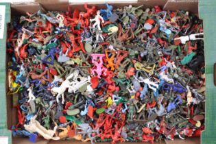 Britains, Timpo and others, A large tray of vintage plastic toy soldiers from the 1950-1980, Large