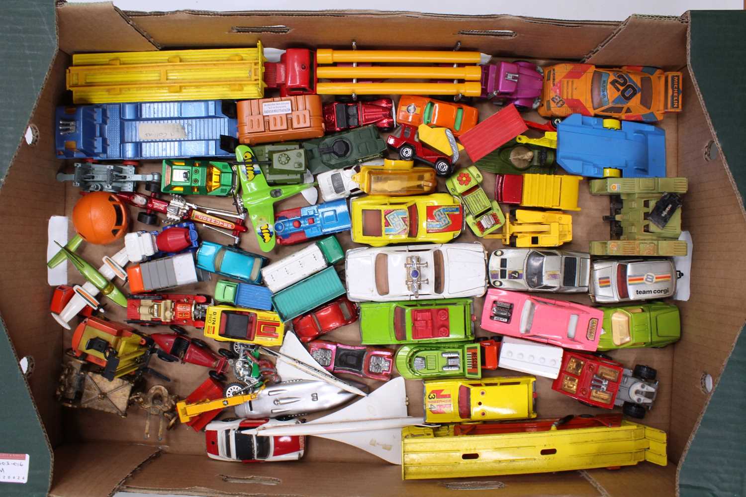 One tray containing a quantity of mixed scale Matchbox diecast vehicles to include Regular Wheels