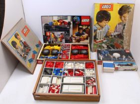 A collection of mixed vintage Lego and Lego Technic, to include a Lego 367 Moon Landing gift set,