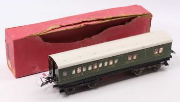 1937-41 Hornby No.2 Southern green, brake composite a few marks, roof appears repainted (VG) Box