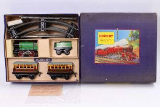 1947-57 Hornby 0-gauge M1 Passenger Train set comprising green M1 loco & tender No.3435 with two