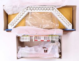 Two French Hornby items ‘Trains Hornby’ both (M) (BE-M): Passerelle No.2 avec Semaphores (Footbridge