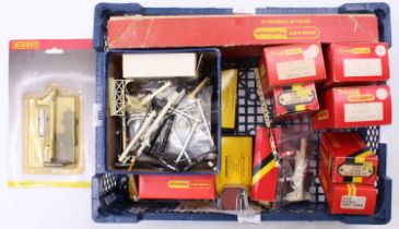 Tray of signalling items, mainly Hornby, including R400 Signal Control set (contents not checked); 3