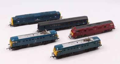 Four powered and one unpowered locos: two Triang R753 E3001, single panto; Lima driving car for