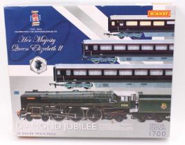 Hornby R3094 Diamond Jubilee Train Pack, comprising 4-6-2 loco & tender ‘Britannia’ No.70000 green