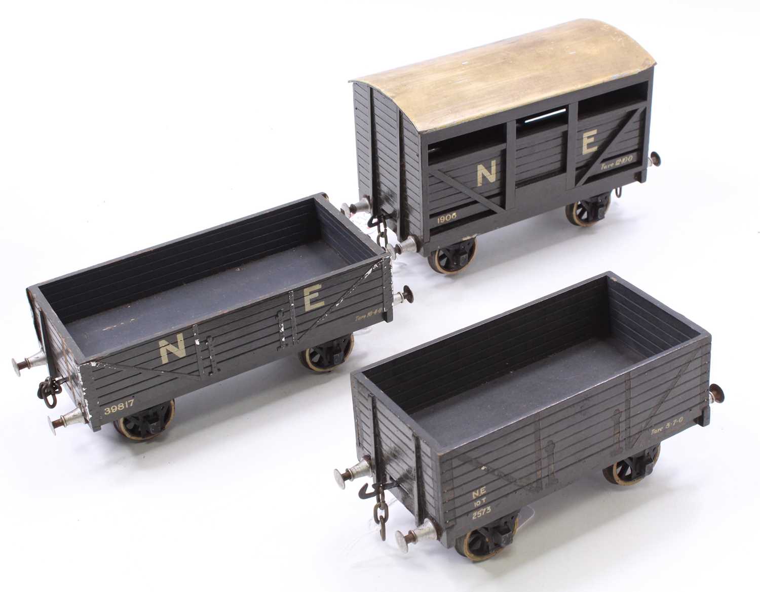 Three Gauge 1 wooden goods wagons NE: 8-plank 10 ton open, dark grey; cattle running no.1906 grey; - Image 2 of 3