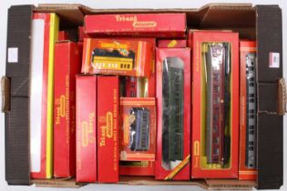 Tray of 19 boxed Hornby/Triang bogie coaches with two 4-wheeled ‘bug’ coaches. A wide variety from