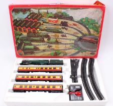 R873-9130 Hornby Train set comprising ‘Iron Duke’ 4-6-2 loco & tender, green, with three maroon &