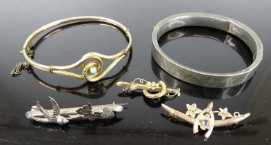 A vintage 9ct gold hunting bar brooch; together with a wishbone set bar brooch, 2.1g; a Victorian