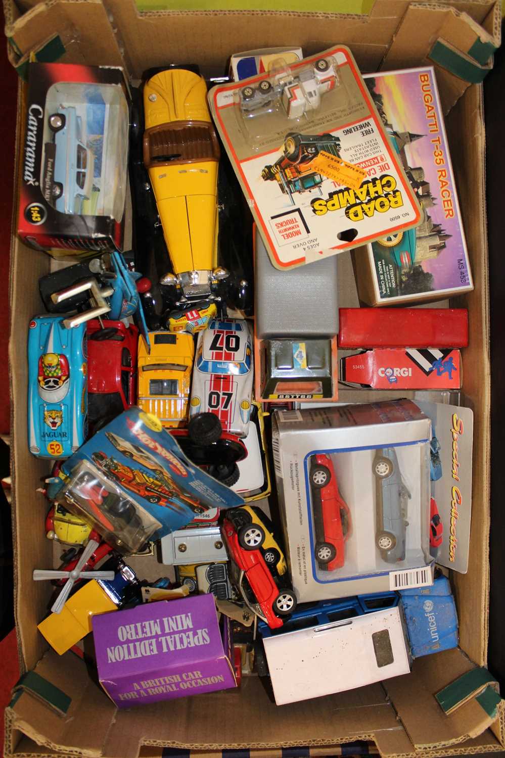 A tray containing modern issue diecast to include some Hot Wheels models, Colorama Ford Anglia and